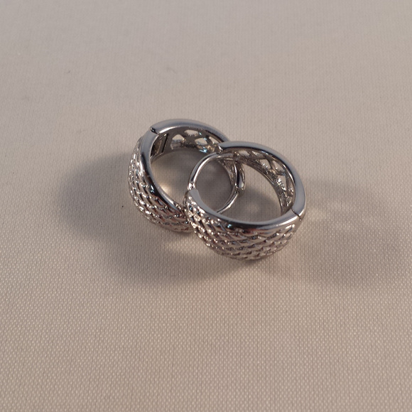 Mens 18K White Gold Filled Diamond Shape Carved Hoop Huggie Earrings 14mm Gift - Picture 5 of 6